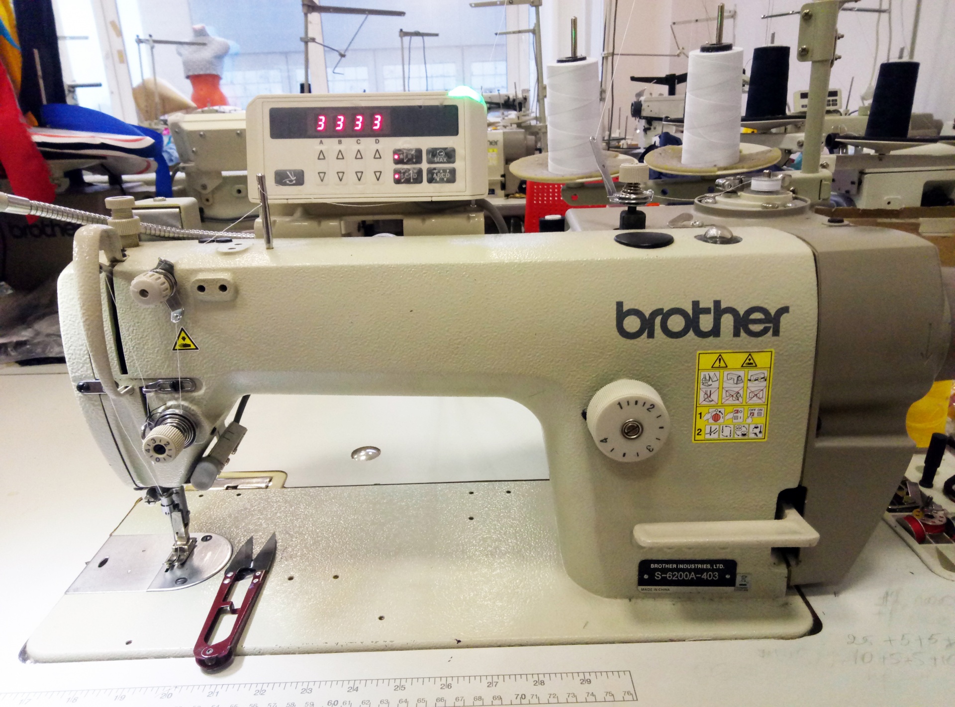 Б у промышленные швейные. Машинка brother s 6200a 403 швейная. Машинка швейная brother s 6200a. Промышленная швейная машина Бразер. Промышленная швейная машина brother s-7220c-403.