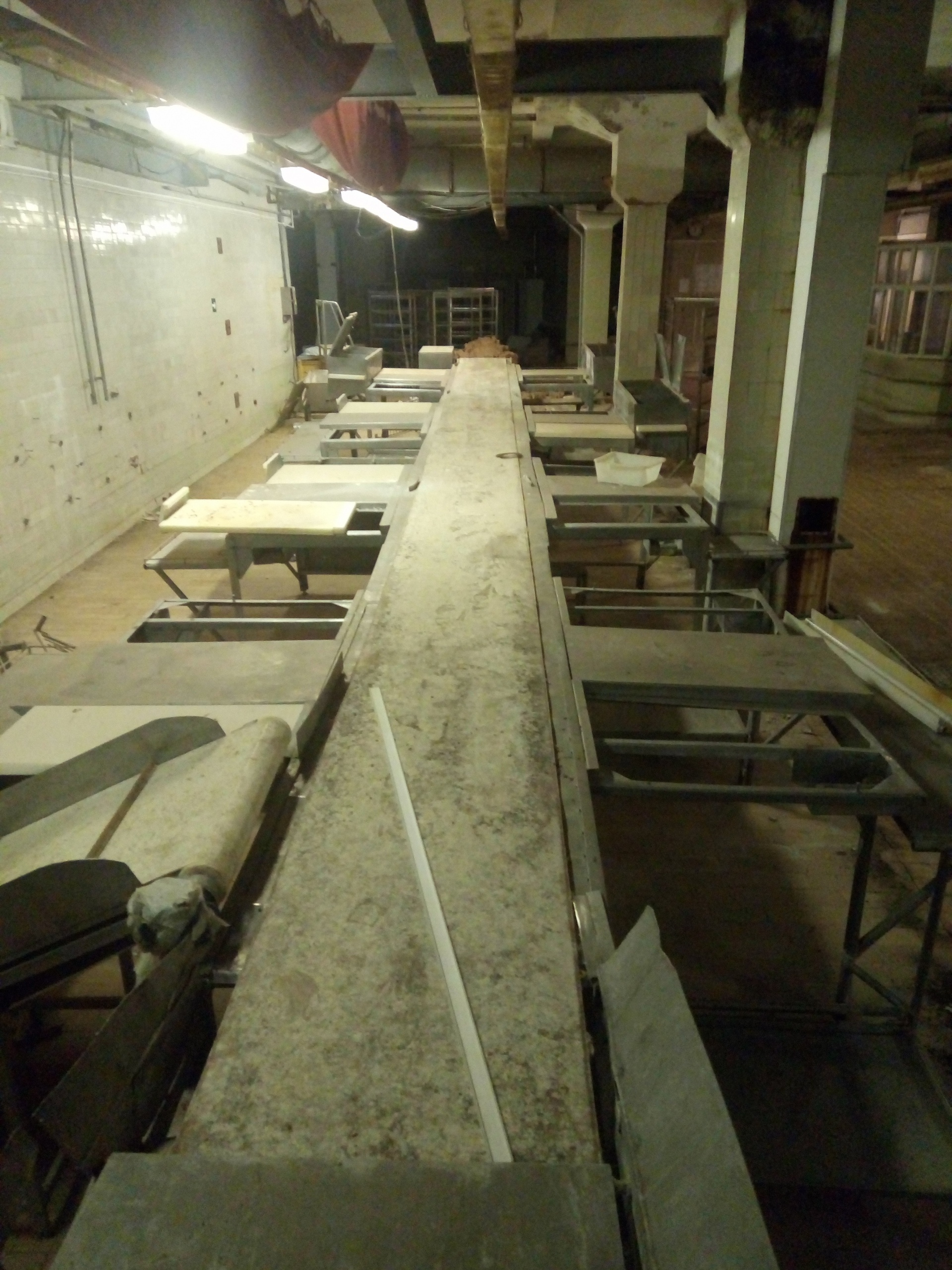 Для обвалки и жиловки мяса используют доски