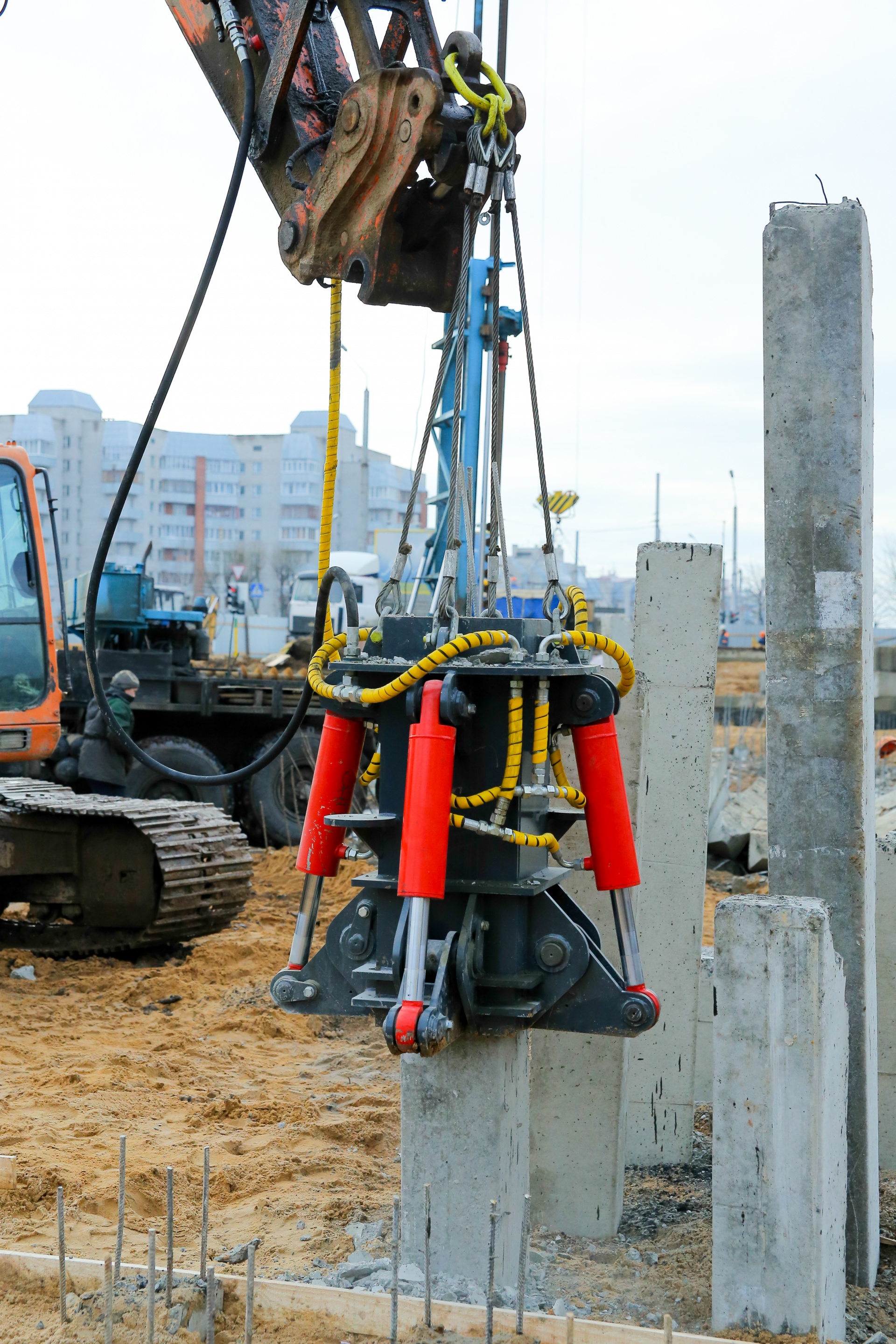 Для срубки свай гидрозуб