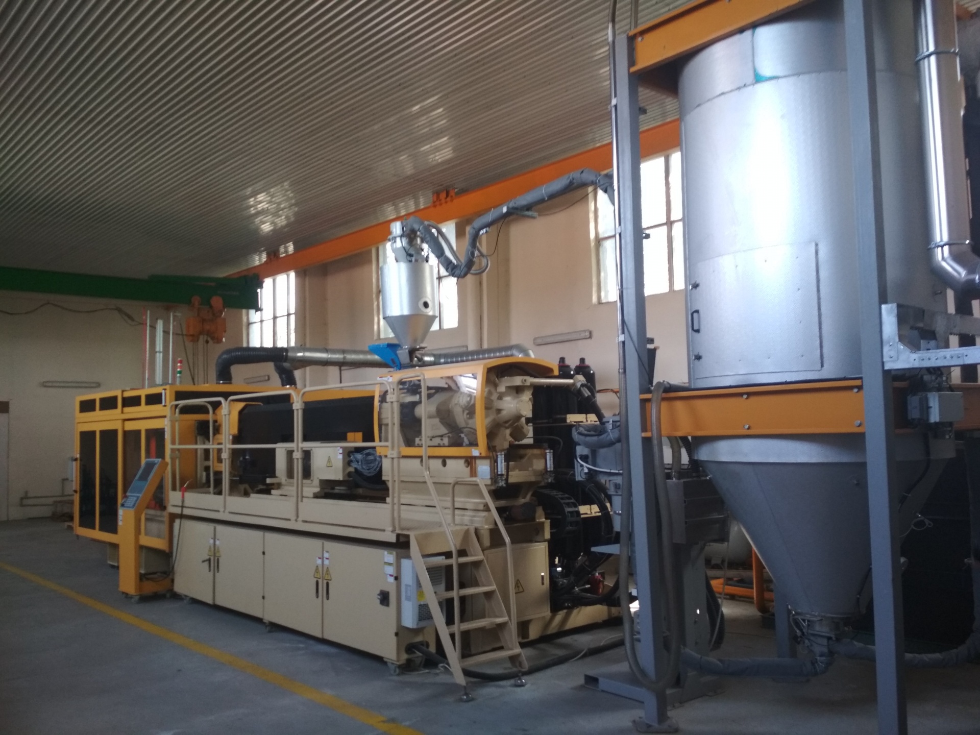 технология выдува пэт бутылок. пэт оборудование. полуавтомат выдува пв-700. оператор выдува пэт бутылок. упаковщик груператор пэт бутылок в термоусадочную пленку.