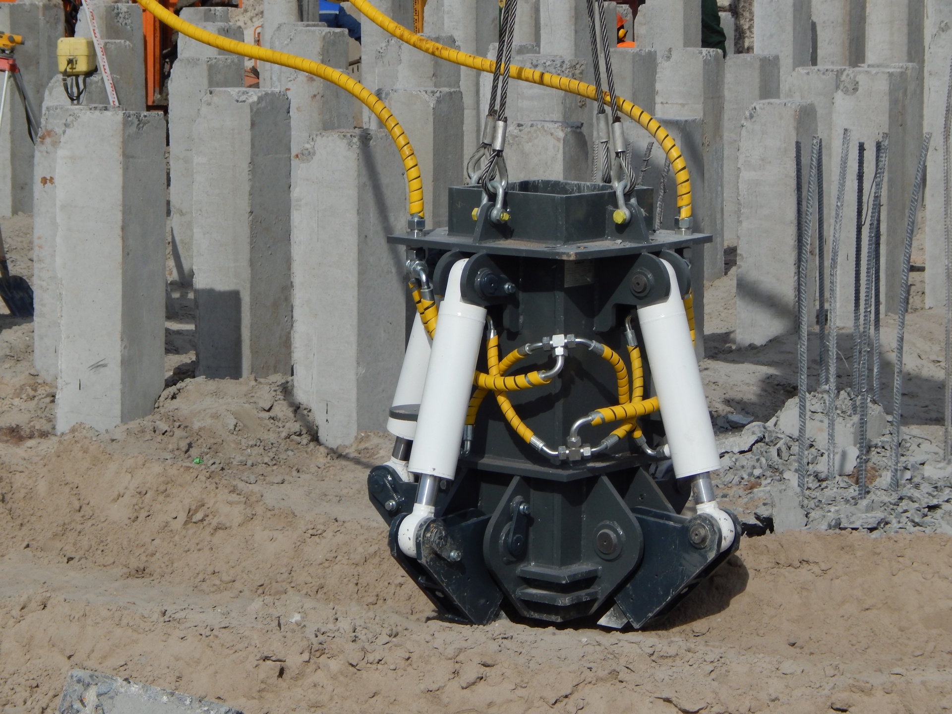 Для срубки свай гидрозуб