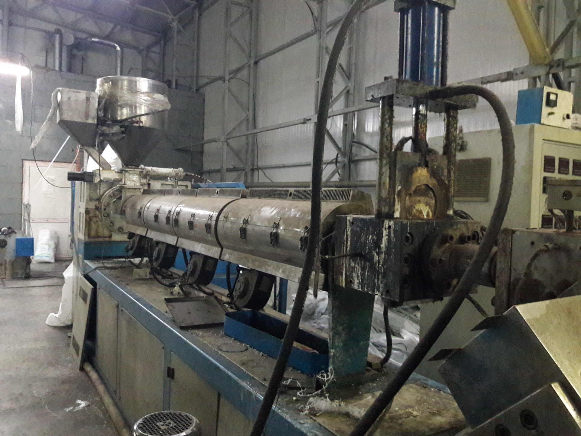 Экструдер производства лист абс пластика. Qingdao weier plastic machinery co. Линия для производства пластика для принтера. Линия по производству пластиковых. Пвх труба экструзионная.