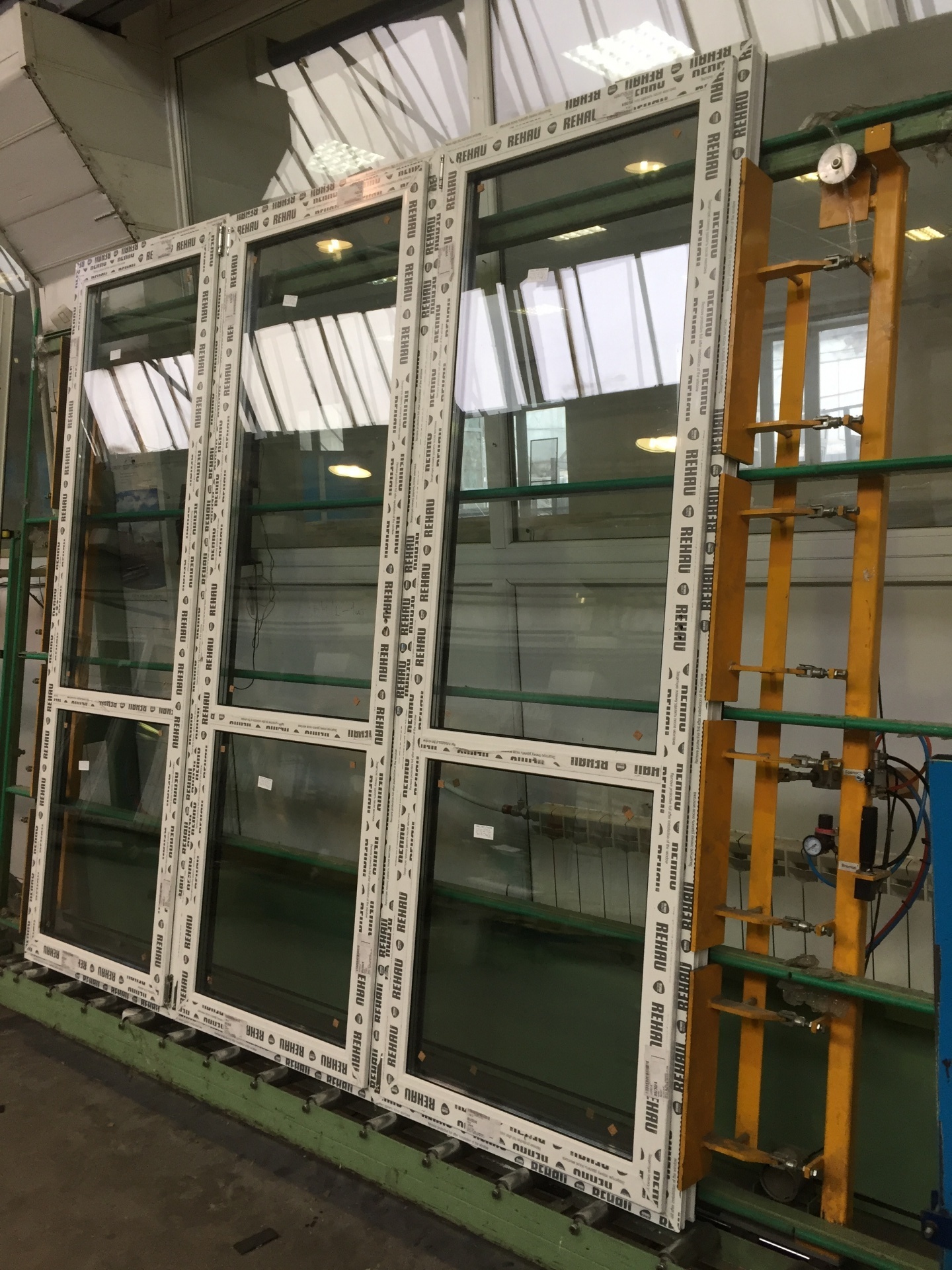 Стеклопакет производство. Завод по производству стеклопакетов. Производители стеклопакетов в москве. Завод стеклопакетов. Производство стеклопакетов.