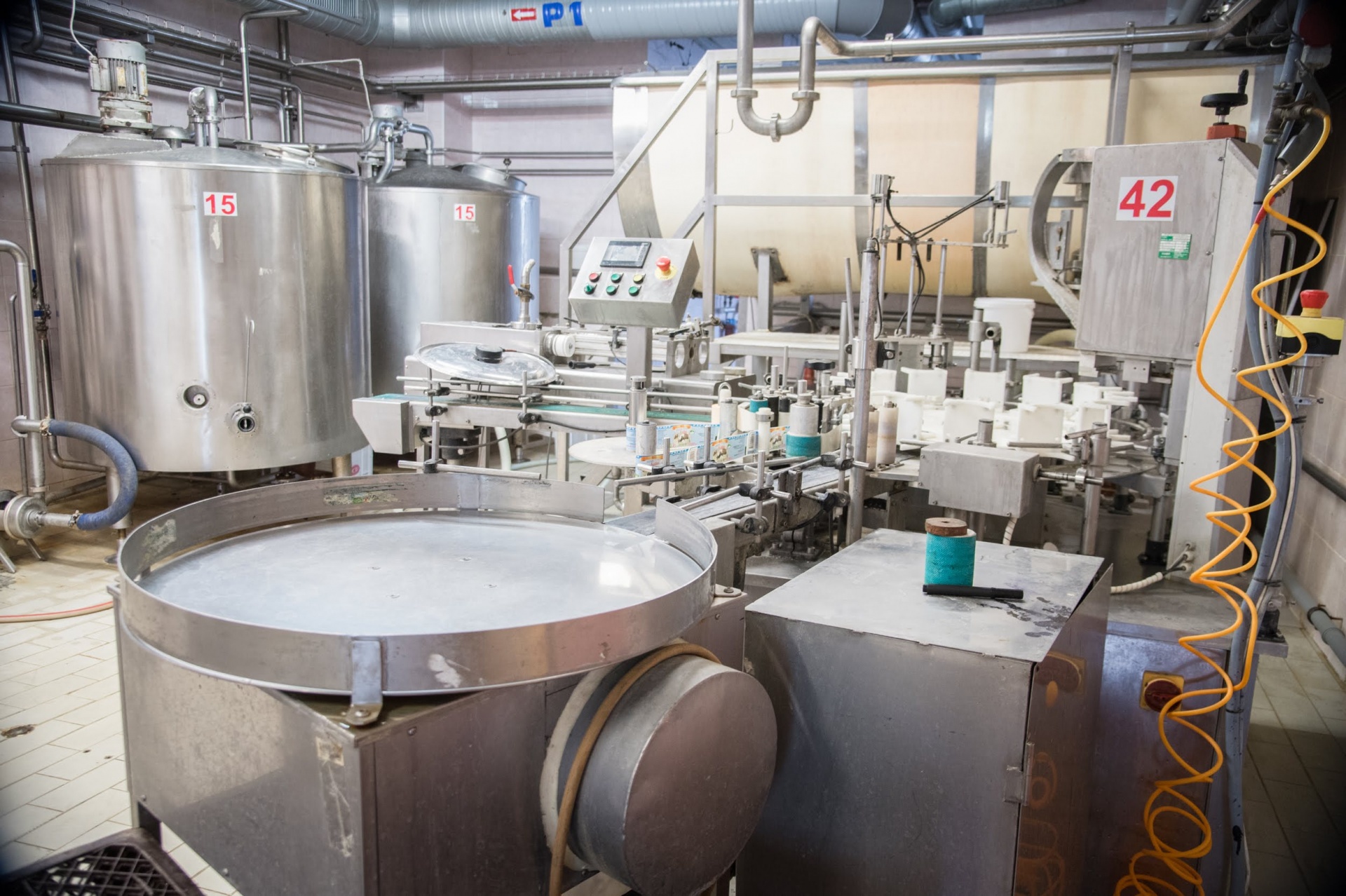 оборудования для фасовки молочных продуктов. утилизация молочной сыворотки. цеха на молокозаводе. отходы молочного производства. фасовка молока.