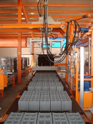 Вибропресс для производства блоков, плитки, бордюров Sumab R-1000