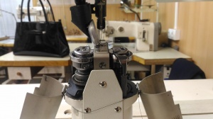 ZOJE ZJ9620 Двухигольная швейная машина челночного стежка с роликовым продвижением