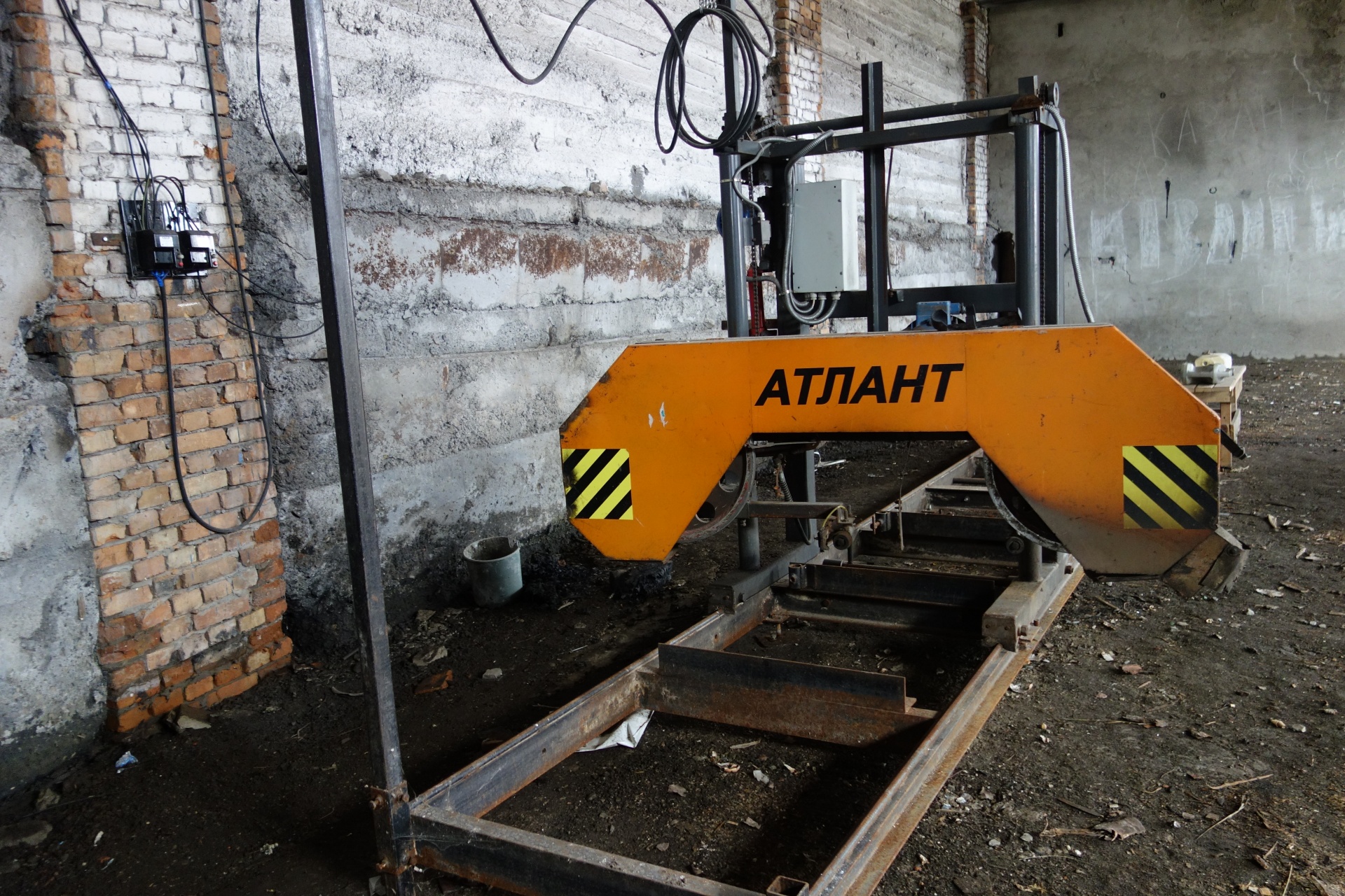 Пилорама атлант ту 3800-008. Ленточнопильная пилорама атлант. Ленточная пилорама атлант. Станок для распиловки круглого леса дисковый тайфун 450 мм. Пилорама атлант ту 3800-008.