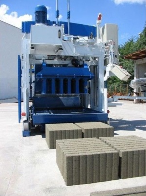 Мобильная блок-машина для производства тротуарной плитки, бордюров, бетонных блоков Sumab E-12
