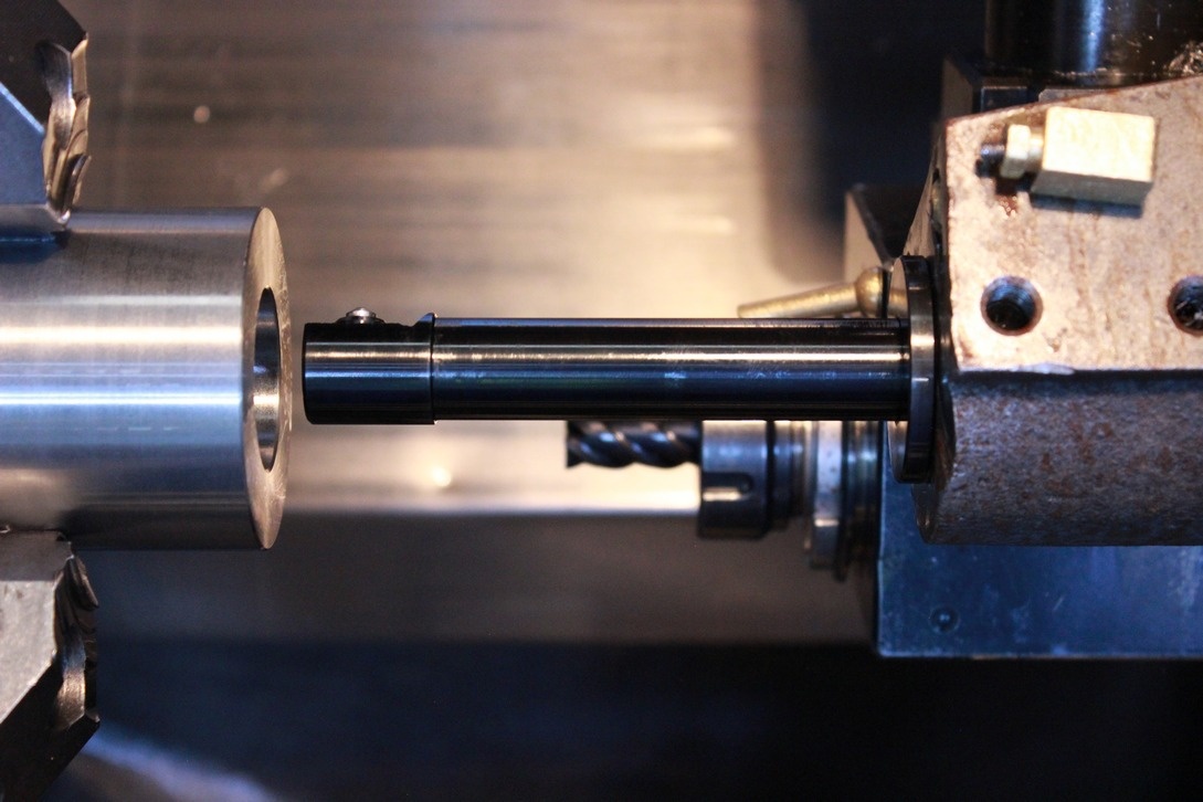 чистовое растачивание внутренних цилиндрических поверхностей. станки для полигонального точения. диаметр расточки. токарное приспособление для расточки внутреннего диаметра. шлифовка, полирование хонингование.