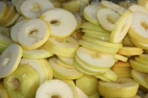 Машина для удаления сердцевины у яблоко и резка на слайсы