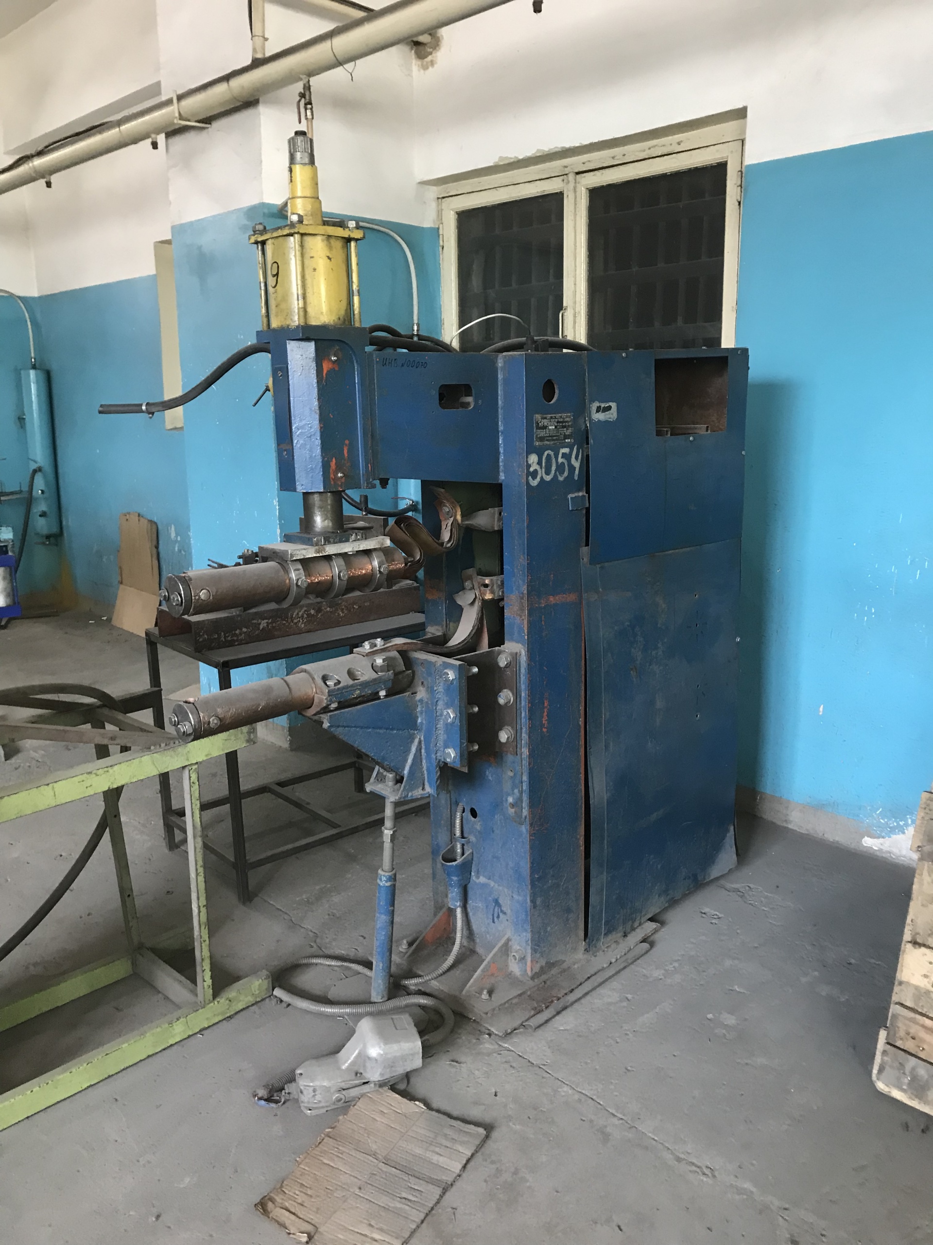 mashina tochechnoj kontaktnoj svarki mt