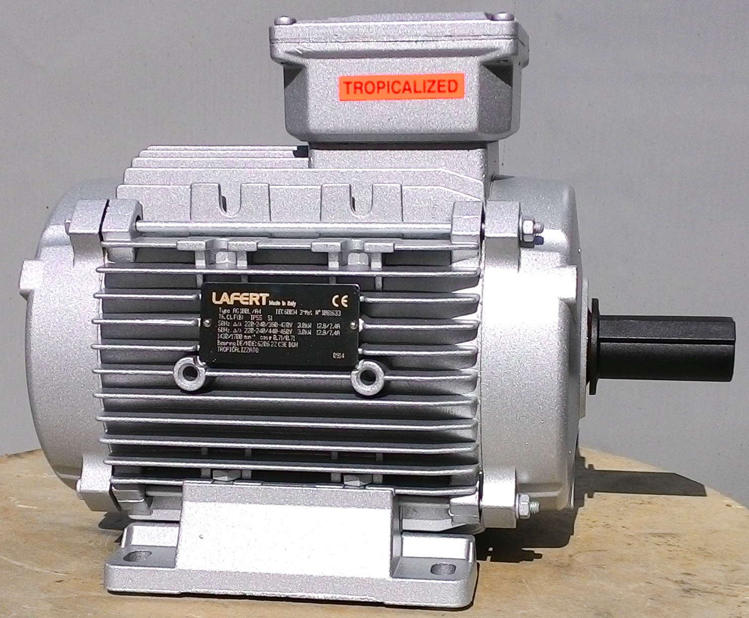 какое сечение провода нужно для 2,5 квт. ток и сечение провода таблица медь 220 вольт. автомат 40 ампер 220 вольт мощность. сечение кабеля по мощности таблица 380 медь. 4 квт 3 фазы.