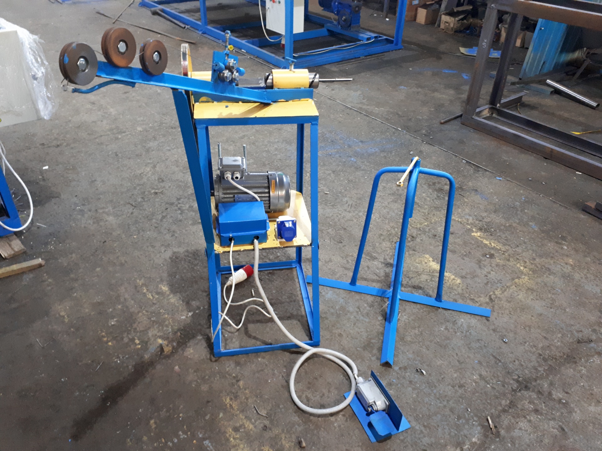 Станок для изготовления сетки рабицы. Станок для производства сетки рабицы. Станок для крутки рабицы. Станок для производства сетки для комов деревьев. Полуавтомат для сетки рабицы сб-1407.