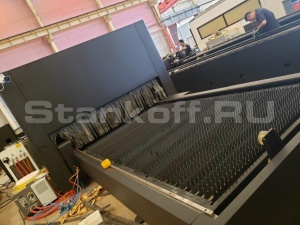 Оптоволоконный лазерный станок для резки металла в защитной кабине XTC-1530E/3300 Raycus