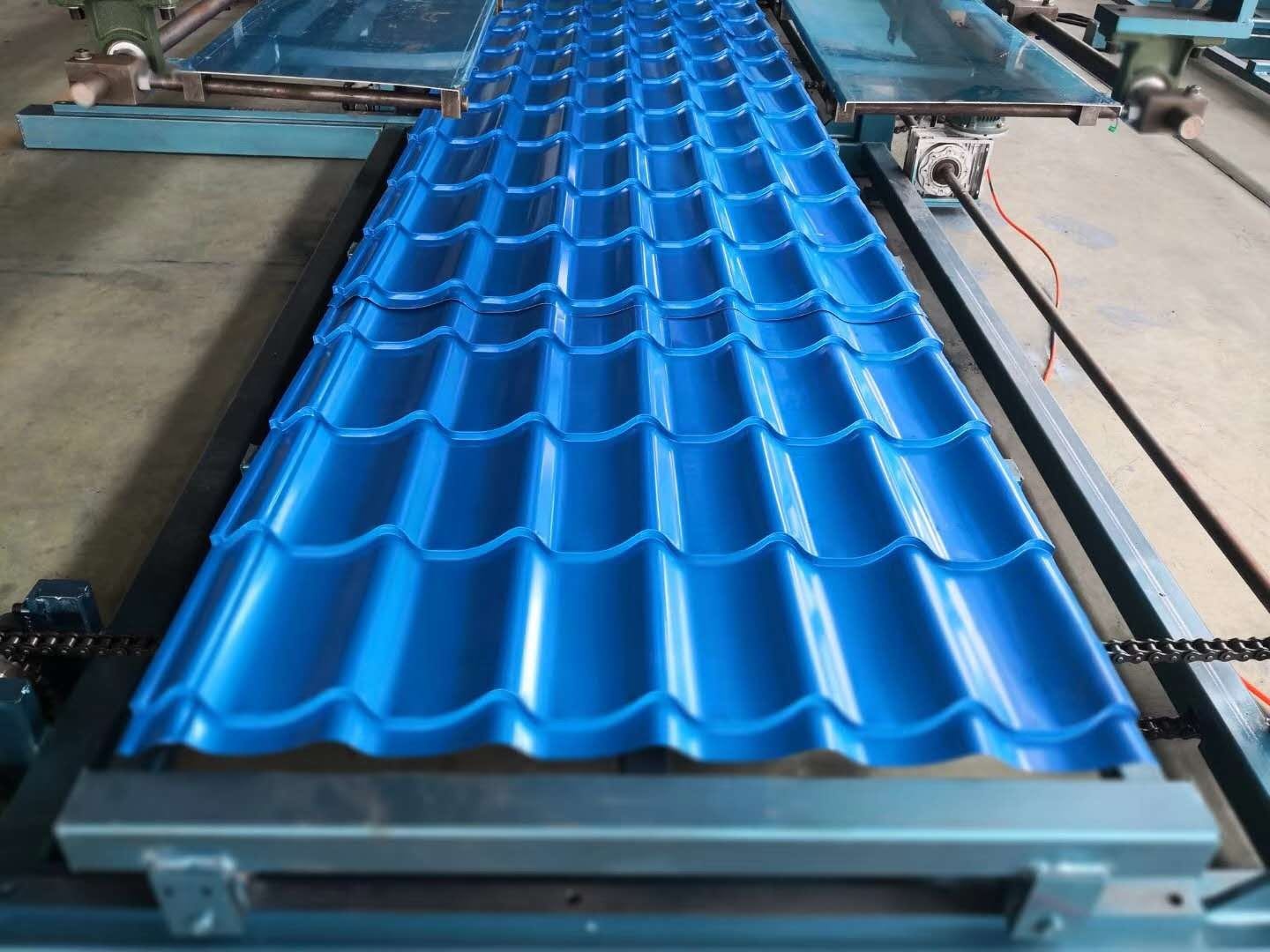 Профнастил металлочерепица. Кровельсон оренбург. Станок металлочерепица. Металлочерепица производство. Металлочерепица завод.