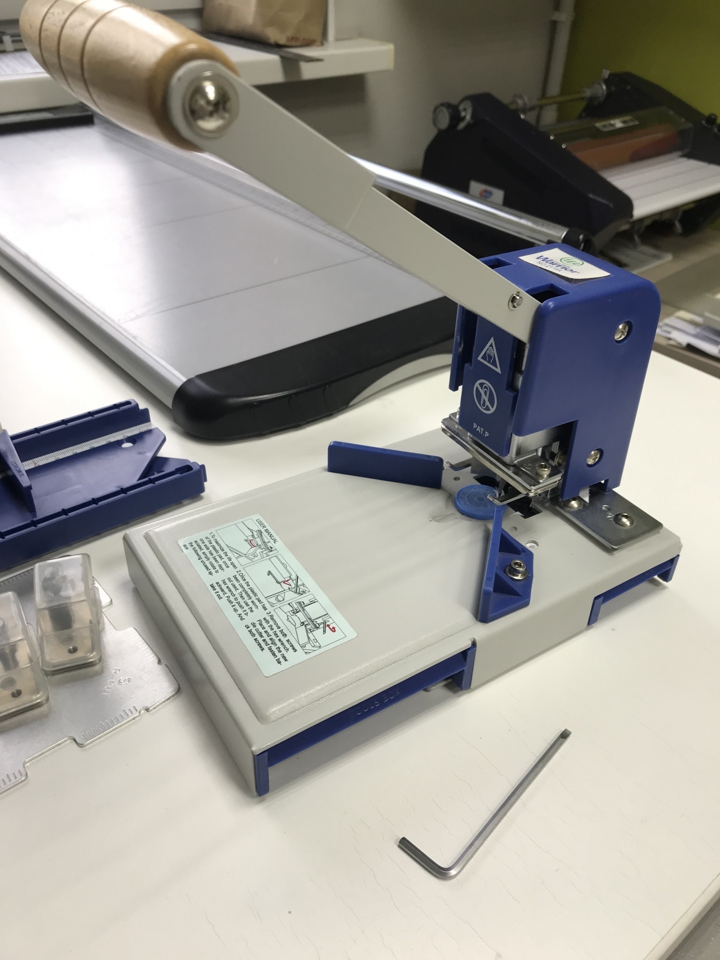 обрезчик углов для бумаги. скруглитель углов ad-1. обрезчик углов warrior mini s (r 5 мм). обрезчик углов для бумаги. обрезчик углов warrior 21144/ad-1 (00-000000000000177).