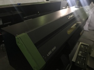 Широкоформатный уф-принтер Roland LEC-330