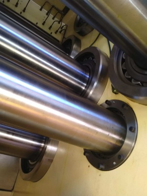 Многовалковый аппарат тянущих роликов (каландр) c прижимным подающим роликом для полимерной пленки