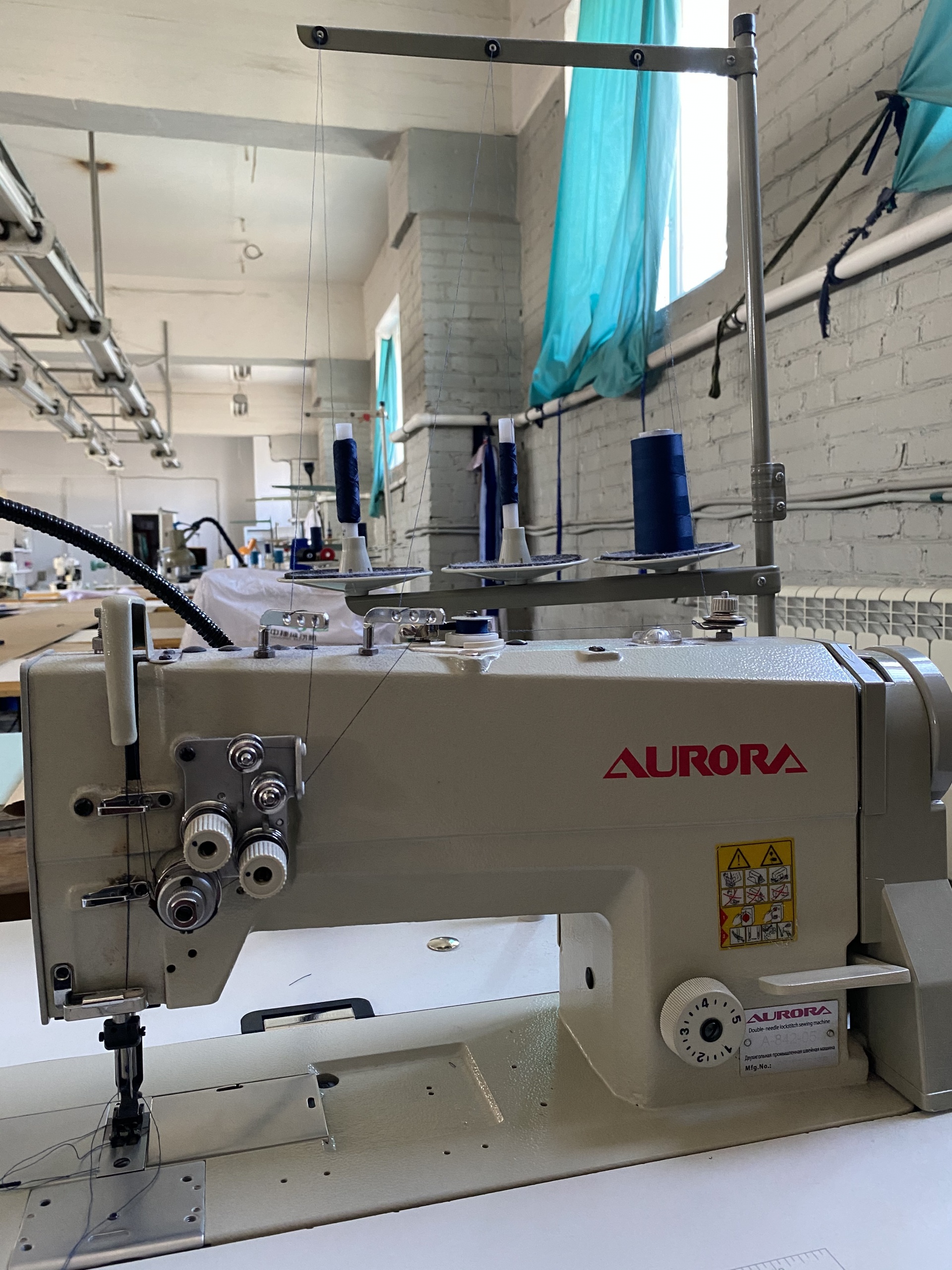 Б у промышленные швейные. Швейная машинка Aurora Промышленная. Промышленные Швейные двухигольные машины Aurora. Промышленная швейная машина Aurora h-5b.