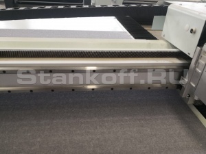 Планшетный режущий плоттер для рулонных и листовых материалов с конвейерным столом PLT1625A