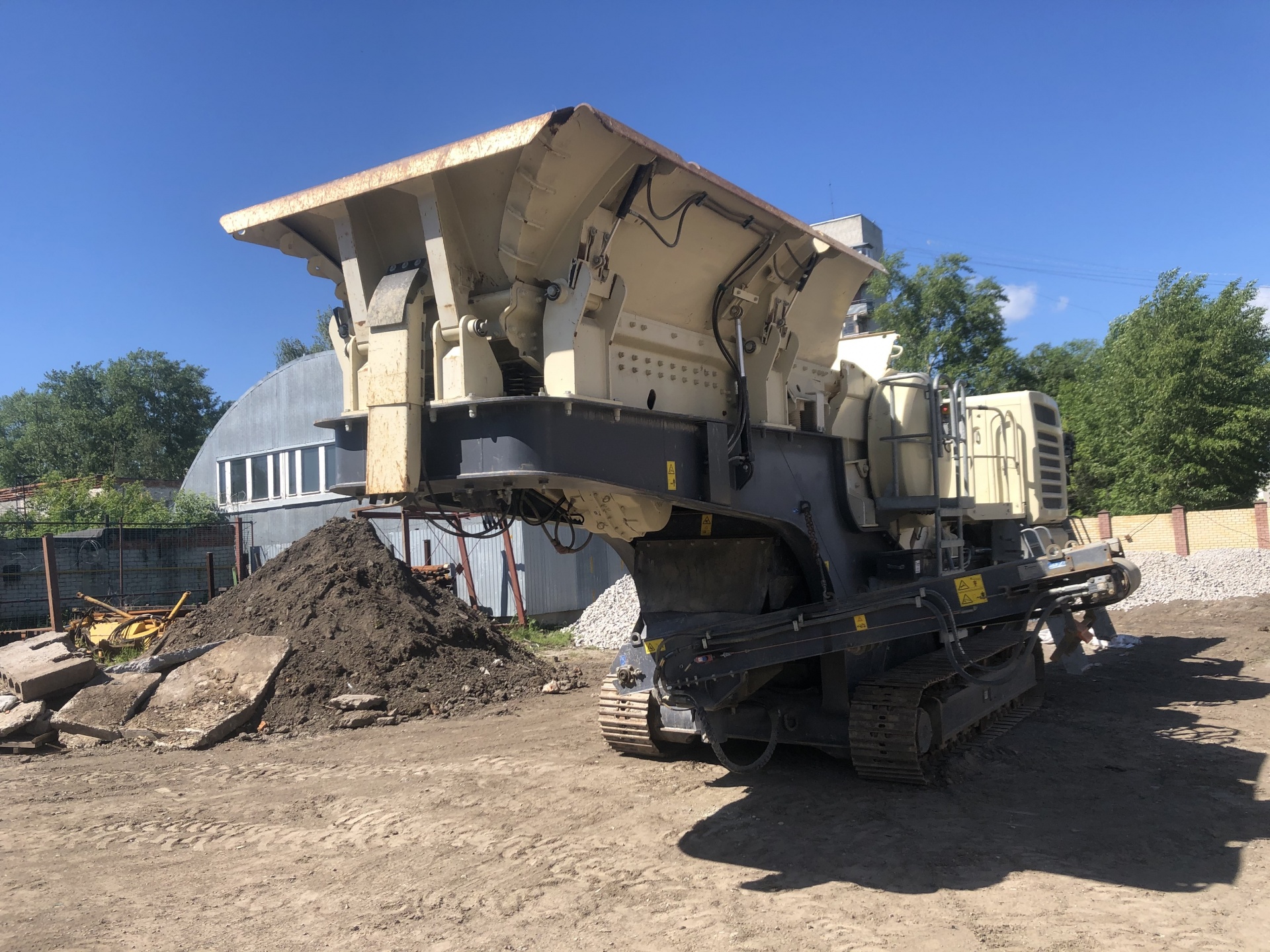 Щековая дробилка Metso Lokotrack LT106 купить Б/У в Тюмени - Биржа ...