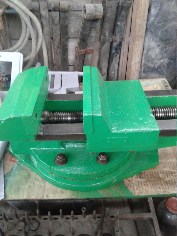 Тиски станочные поворотные СССР, 250 мм купить Б/У в Феодосии по цене ...