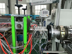 Со-экструзионное оборудование по производству террасной доски из ПЭ/ПП ДПК (древесно-полимерых композитов)