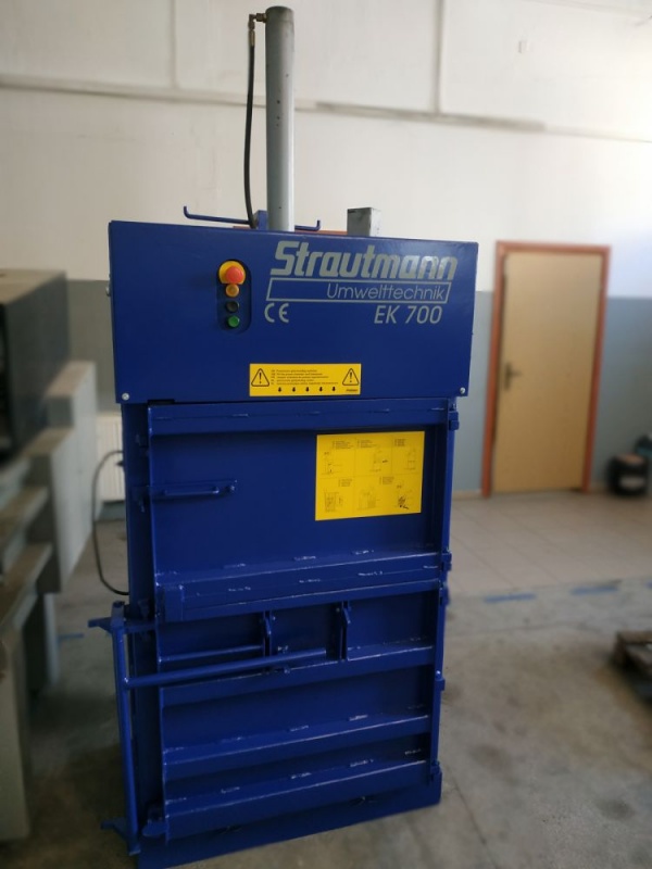 гидравлический пресс Strautmann EK 700 для макулатуры (картон, бумага), плёнки, пластика