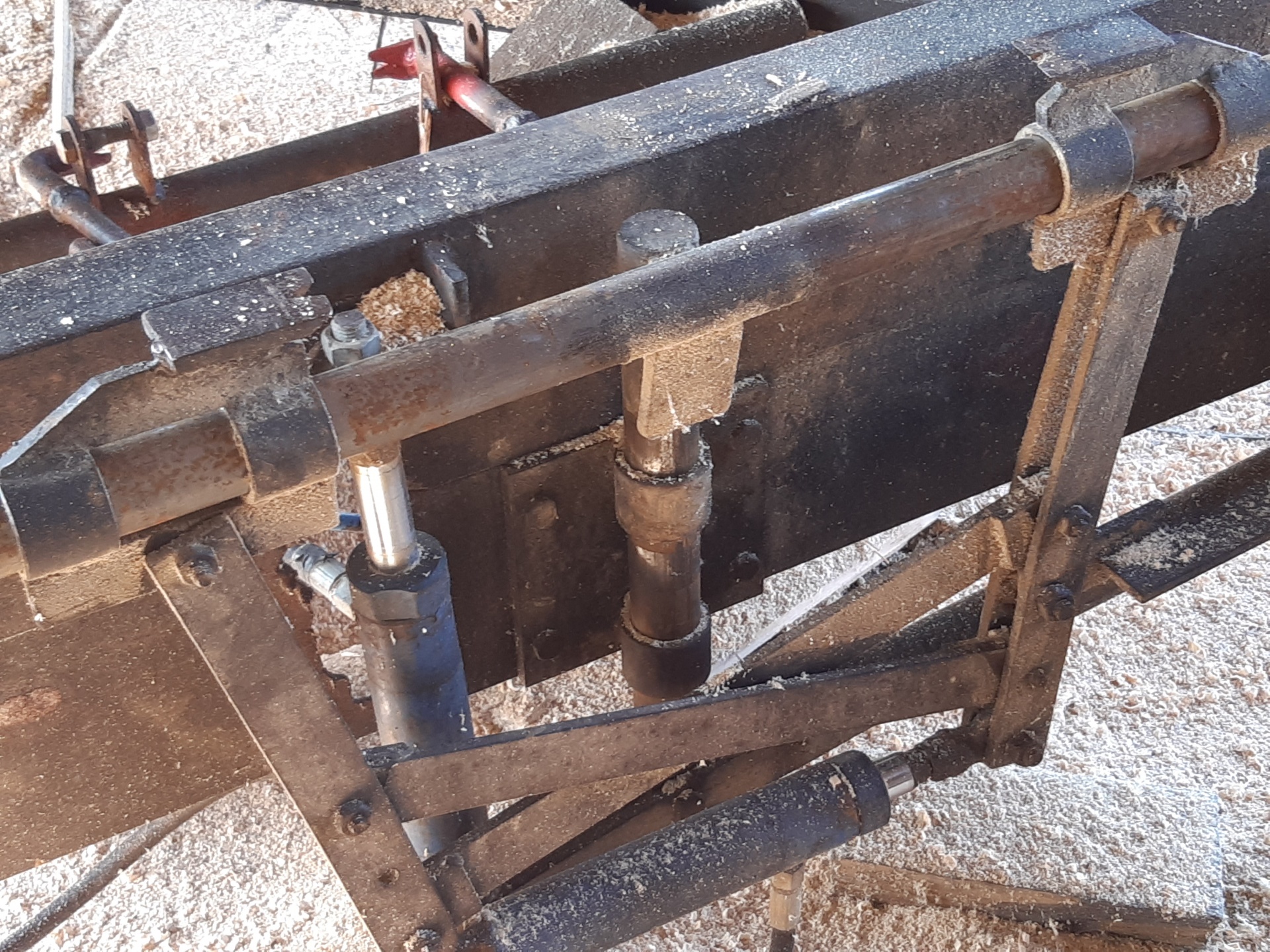 Зажимы для бревна на дисковую пилораму своими руками