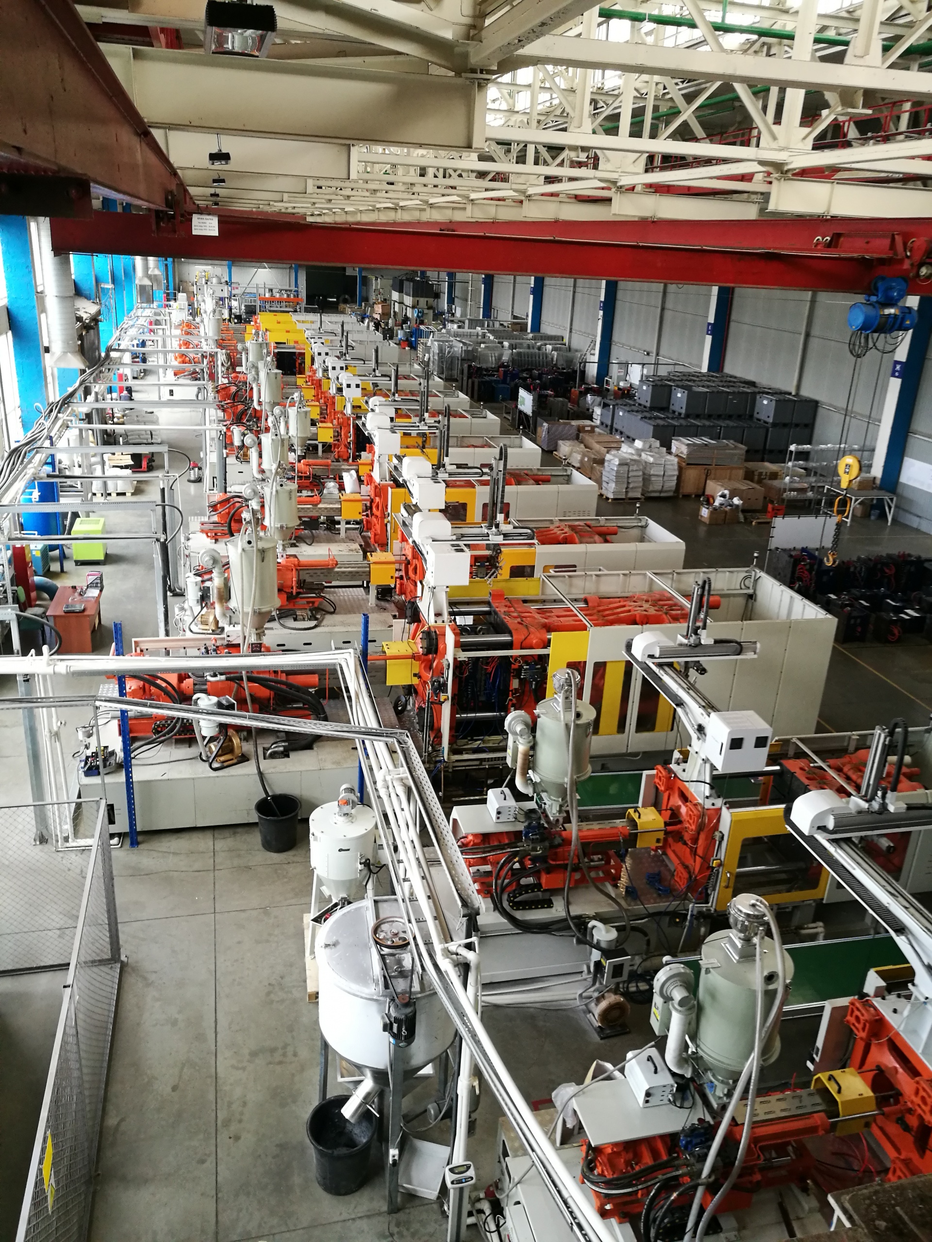 завод пластиковых изделий. завод по производству пластмассы. производство пластиковых изделий. цех по литью пластмассы. литейный цех пластмасс.