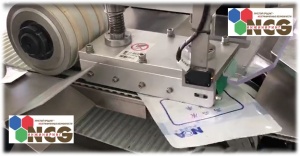 Автомат угловой впайки пластиковых винтовых крышек в пакеты из многослойных, ламинированных пленок