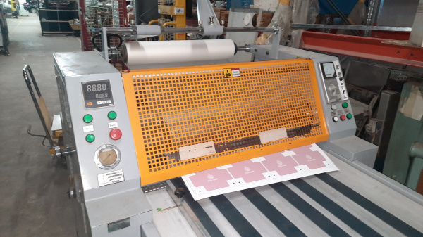 Ламинатор YDFM 920, 2013 г.в., гидравлическая система давления