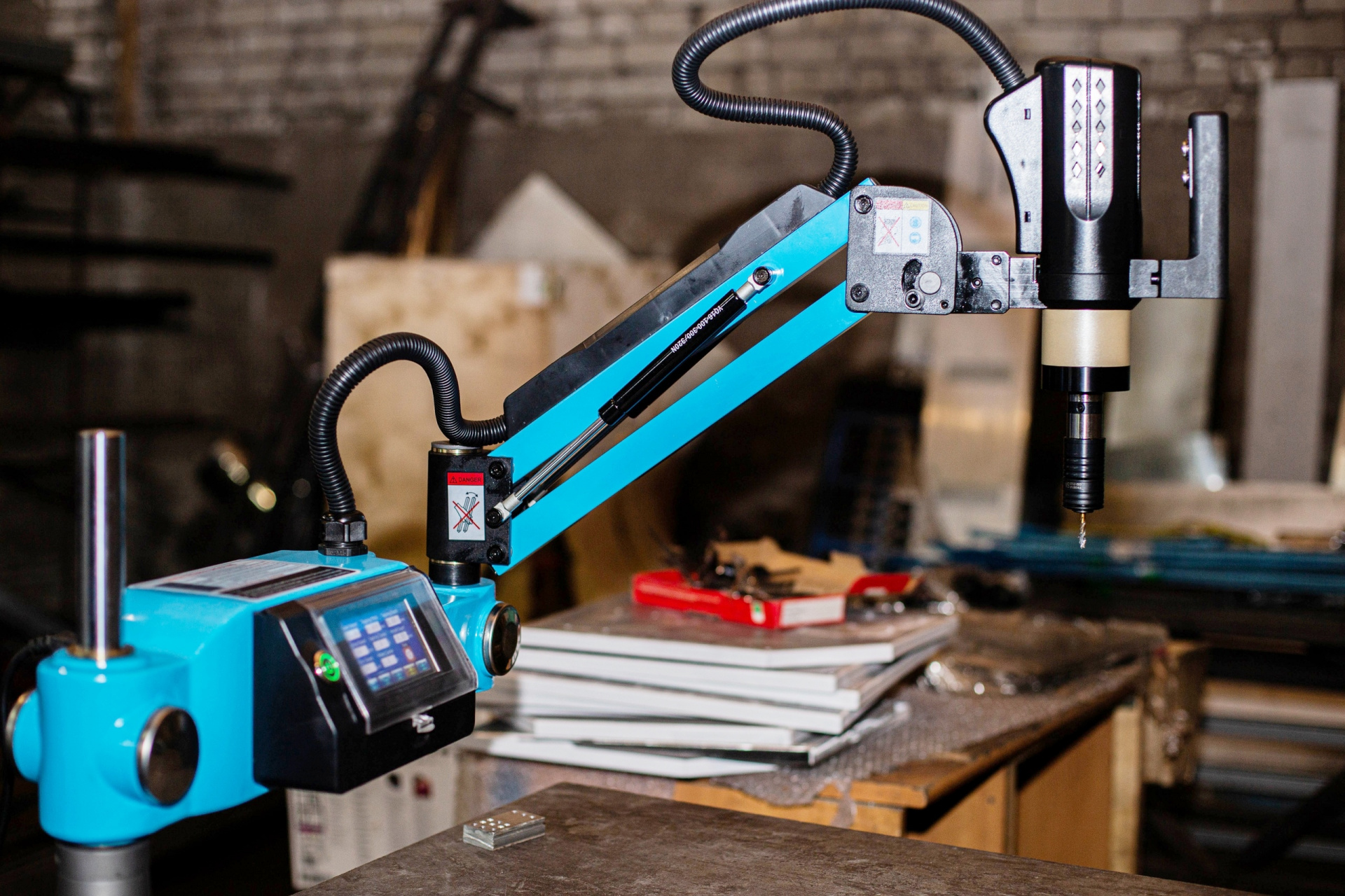 станок манипулятором. гидравлический манипулятор. манипулятор сверлильно-резьбонарезной dtm-24. станок манипулятором. манипулятор резьбонарезной etm-16.