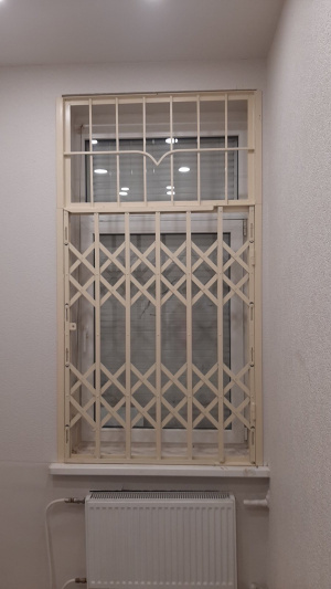 Розсувні решітки металеві на двері, вікна, балкони, вітрини. Виробництво і установка по Україні