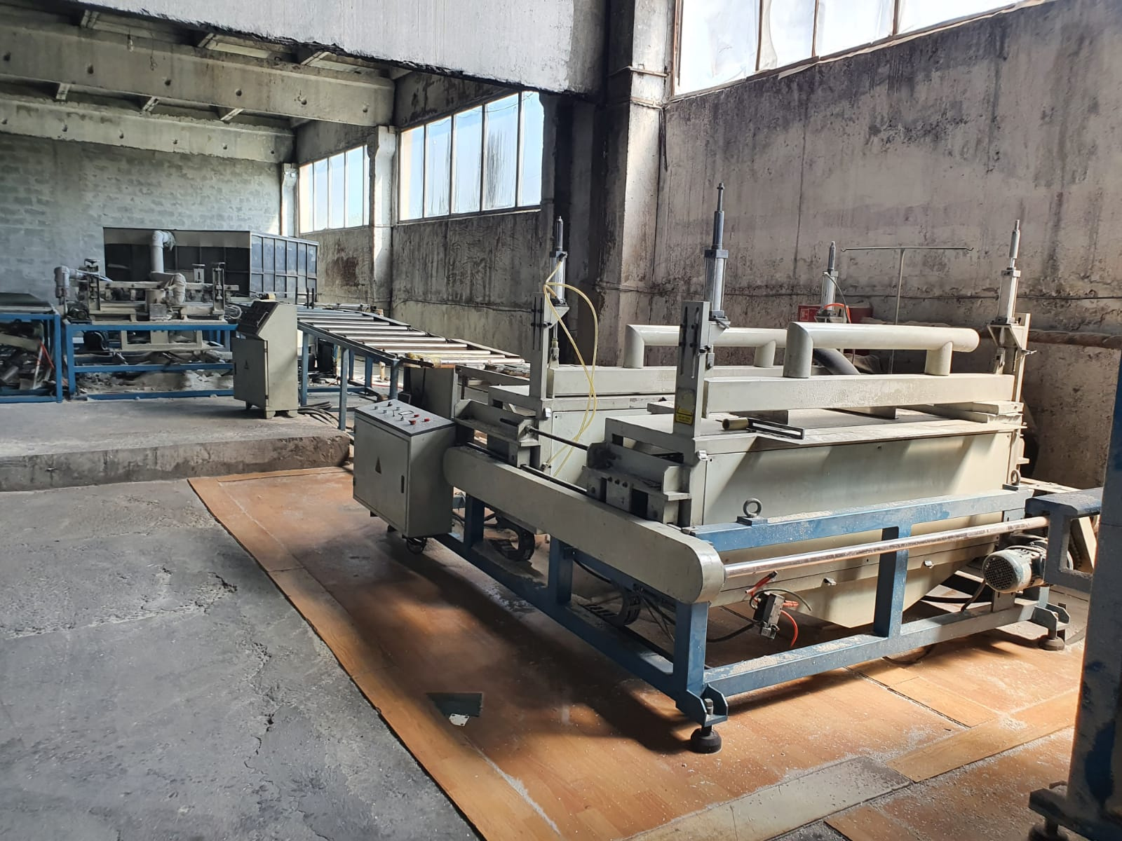 Продам линия. Линия металлочерепицы. Продажа линии по производству профильной. Линии производства из китая. Автоматический станок по строганию древесины.