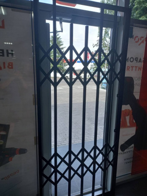 Раздвижная металическая решетка на двери