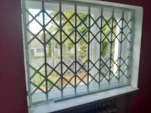 Решетки раздвижные металлические на окна, двери, витрины. Производство и установка