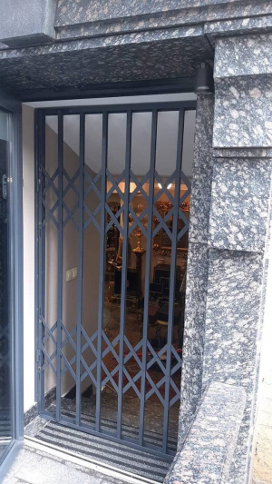Раздвижные решетки металлические на окна, двери, витрины. Производство и установка