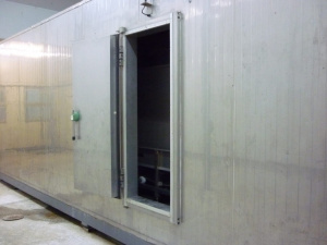 Скороморозильная камера (утепленный контейнер 3*9*3м),производитель НАРКА,Польша с установленным в ней оборудование