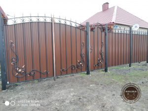Ворота кованые с профнастилом и калиткой