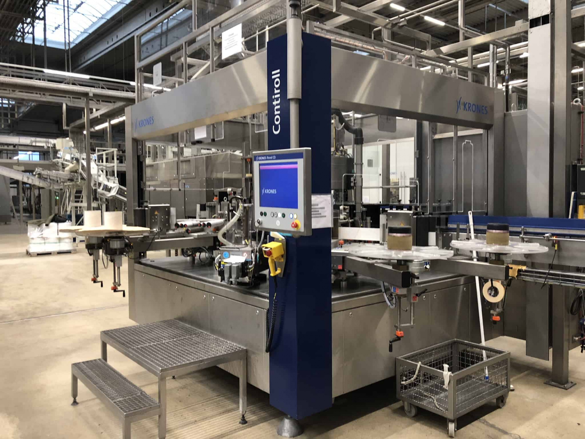 Fill line. Линия розлива Krones. Линии розлива напитков Krones. Krones оборудование для розлива 122-583. Машина розлива Krones Filler.