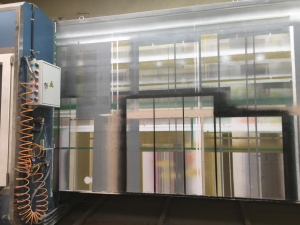 Станок для вертикального окрашивания стекла для изготовления монолака в рабочем состоянии