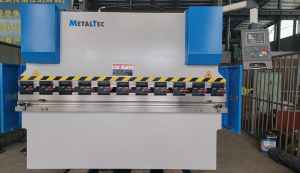 Листогибочный гидравлический пресс MetalTec HBM 40/2500 (Е22, инвертор заднего упора)