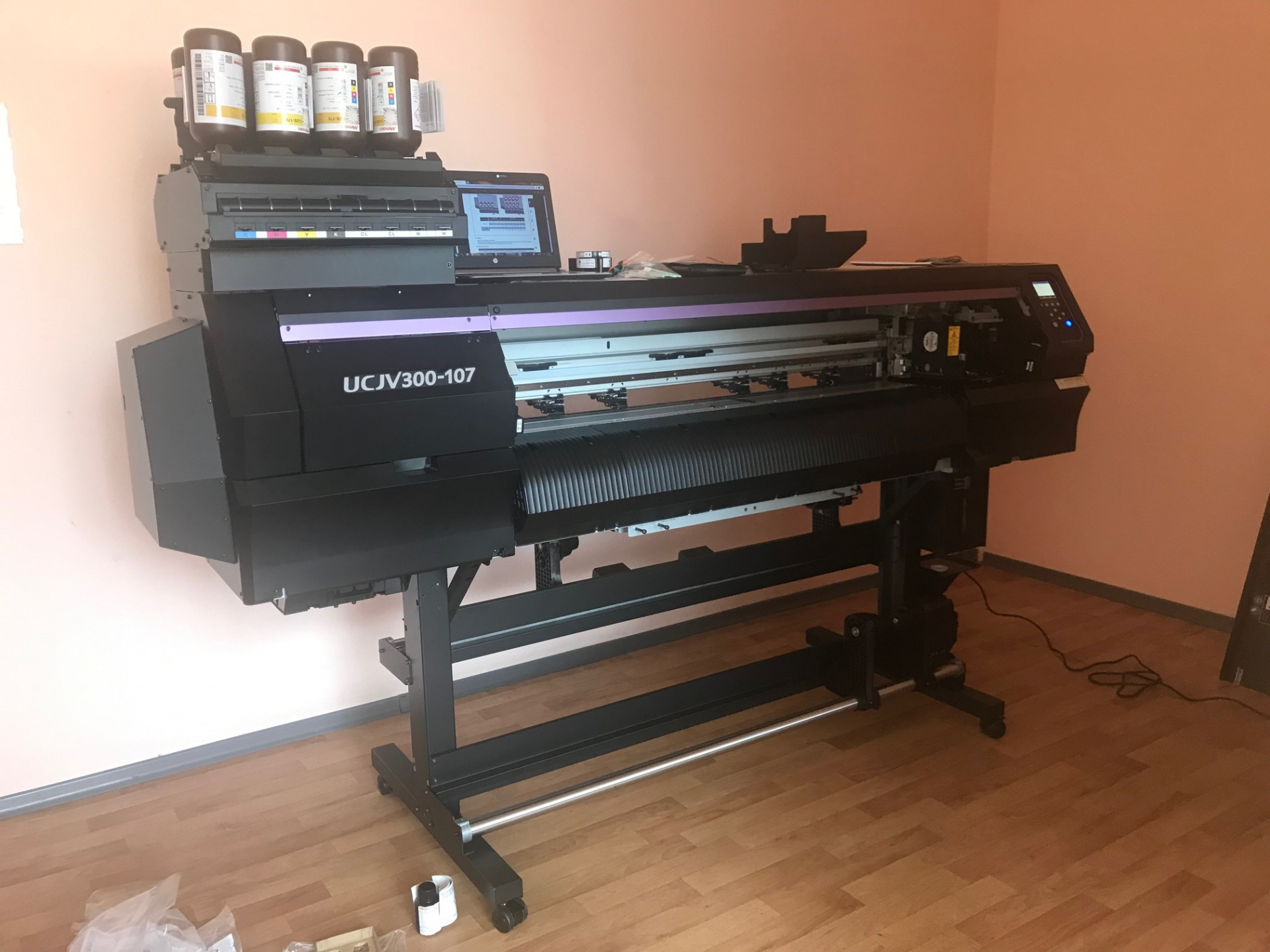 УФпринтер Mimaki UCJV300/107 купить Б/У в Нижнем Новгороде по цене 1
