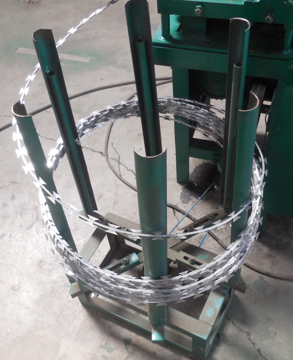 Оборудование для изготовления колючей проволоки из армированной ленты из Китая