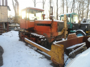 Бульдозер ДЗ-42Г на базе трактора ДТ-75Н гусеничный, г.в. 1987, цвет оранжевый, гос.номер 02 ВС 6533, зав.№ 428625, № двигателя 606213