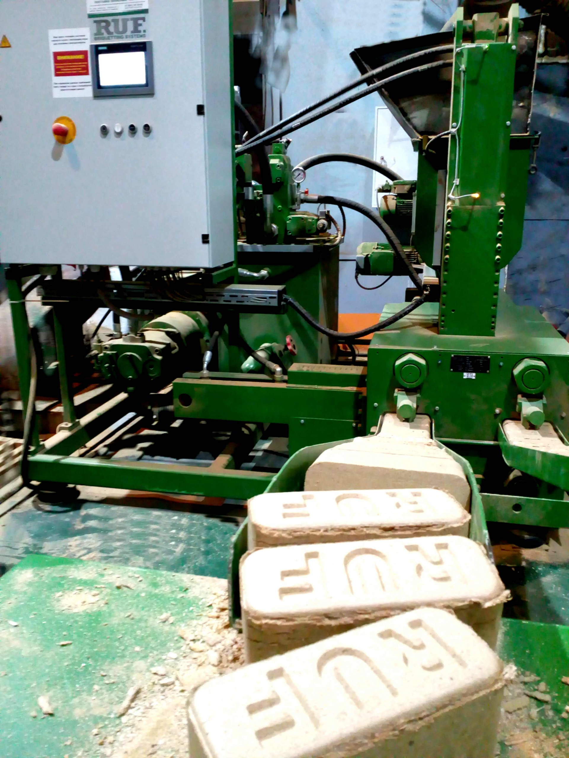 Брикетировщик опилок мини. Пресс руф для брикетирования. Пресс руф. Пресс пб-200 для топливных брикетов. Пресс для брикетирования алюминиевой стружки.