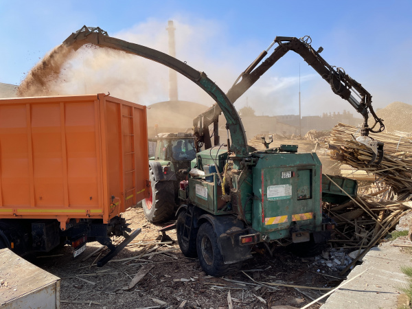 Щепоруб дробилка мобильная JENZ HEM 560 + трактор Fendt 926 Vario, рубительная машина JENZ HEM 560 + трактор Fendt 926 Vario