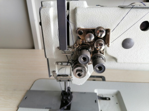 Промышленную двухигольную швейную машину TYPICAL GC20606L18