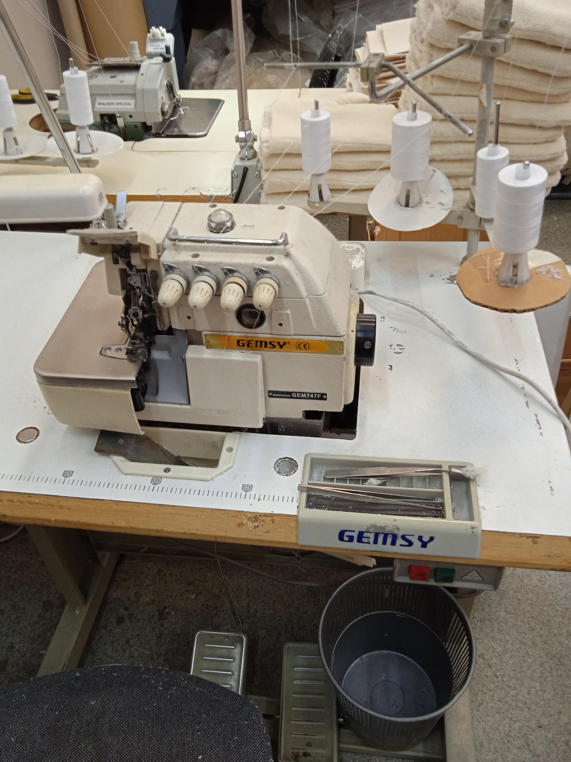 Куплю оверлок б у. Швейная машинка производственная. Швейные машинки немецкого производства. Производство швейных машин письменно. Расстояние между машинками швейными машинами на производстве.